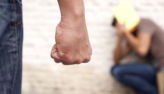 Il bullo lo prende a calci e pugni, la vittima finisce in ospedale con il naso rotto