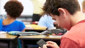 Vietato lo smartphone in classe: scopri dove!