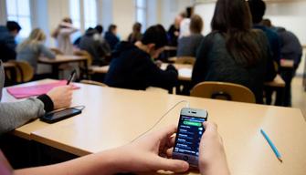 Smartphone "bandito" da scuola, vietato anche a ricreazione