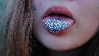 Glitter Tongue, la nuova moda pericolosa