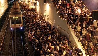 10 regole per sopravvivere sui mezzi pubblici nelle ore di punta