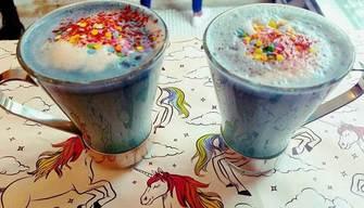 New York: spopola il latte di Unicorno una nuova bevanda dagli effetti “magici”.