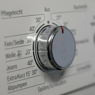 Come fare la lavatrice: i gradi a cui lavare i capi scuri, bianchi e in base al tessuto