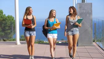 A Torino preside vieta shorts, canotte e infradito anche a insegnanti e genitori