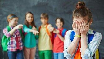 Ragazza presa di mira dai bulli, i compagni le fanno da scorta