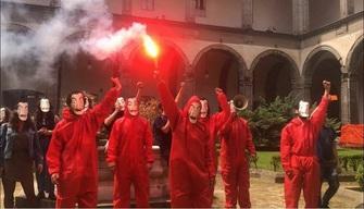 Maschere di Dalì all'università: ma non è la "Casa di Carta"