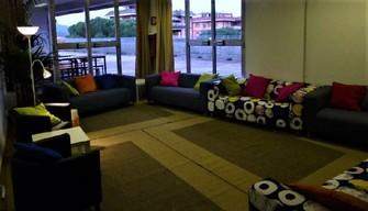 Via sedie e banchi, la classe diventa un salotto: scopri dove!