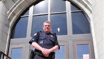 Scuola, sparatoria in un liceo USA: un agente salva gli studenti