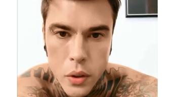 Fedez contro Striscia la Notizia per una battuta sul figlio Leone