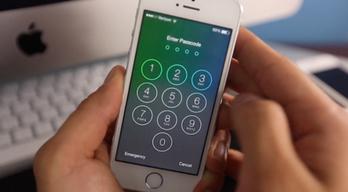 Gioca con l'iPhone della mamma: bloccato per 47 anni