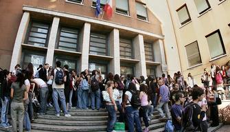 Alcol a scuola, studenti difendono il Russel: "Non penalizzate il nostro liceo"