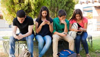 Fallire nello studio, liti in famiglia, solitudine e malattie: ecco le preoccupazioni degli adolescenti che riducono la fiducia nel futuro