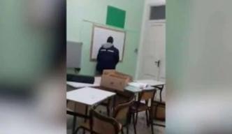Occupazione a Pisa, scuola devastata: studente fa pipì sul muro della classe - VIDEO