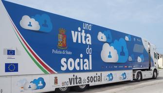 ‘Una Vita da Social’: cresce la violenza in rete, 1 su 3 rischia la vita per un selfie