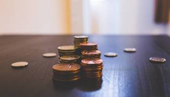 Premio maturità, 255 euro ai 100 e lode: cala ancora la quota