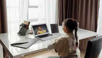 Lezione sincrona o asincrona a distanza, cosa significa e differenze