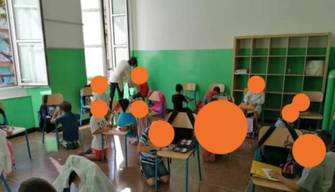 Non ci sono banchi a scuola, primo giorno seduti per terra