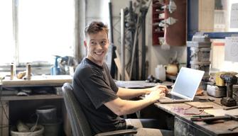 Dalla videolezione in pigiama ai trucchi per “marinarla”: ecco cosa succede davvero nelle classi virtuali