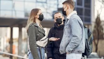 Coronavirus: come si trasmette a casa, al bar o a scuola