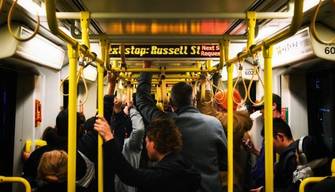 Covid a scuola: dentro (quasi) tutto bene, ai cancelli e sui mezzi pubblici restano gli assembramenti