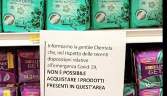 Vietato acquistare assorbenti dopo le 18:00 "o dimostri di avere il ciclo"