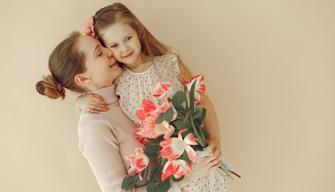 Buona festa della mamma 2021: le migliori frasi, auguri e aforismi