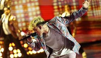 Maturità, Aka7even si è diplomato: "Studiavo nel van, tra un Instore e un altro"