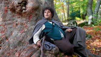 Vive come un Hobbit e costruirà la Contea in Abruzzo: Pipino, Sam e Frodo lo aiuteranno