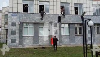 Sparatoria all'Università: studenti scappano dalla finestra