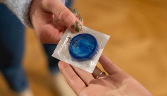 Candidati rappresentanti di istituto distribuiscono preservativi agli studenti: è polemica