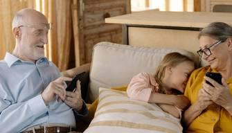 I nonni del 2021? Quasi-genitori e amanti della tecnologia: 1 ragazzo su 3 chatta con loro, il 60% fa videochiamate