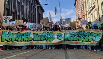 Fridays For Future: con Greta Thunberg 50mila studenti in piazza a Milano