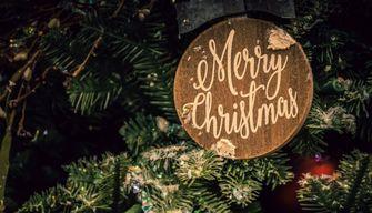 Meglio "Buone Feste" di "Buon Natale": l'Europa detta il galateo degli auguri. Ma poi ci ripensa