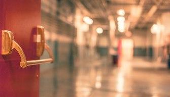 Scuola, mamme che si azzuffano e studenti fuori controllo: preside vieta l'ingresso