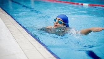 Università, docente fa lezione con cuffia, costume e occhialini da nuoto: sospesa