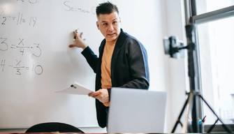 "Il Covid è una pandemenza" e invita a non indossare le mascherine: bufera sul prof