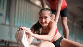 Vietati top e canotte durante l'ora di ginnastica: "Distraggono i maschi". Esplode la protesta