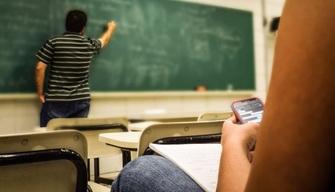 Prof legge ad alta voce le chat di uno studente in classe