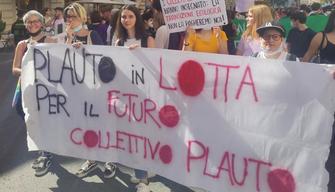 Occupazione Liceo Plauto, sgomberati gli studenti: "Portati via a forza dalla polizia"