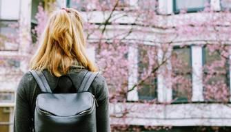 Zaino troppo pesante? Preside mette una bilancia fuori dalla scuola