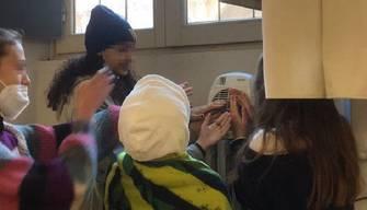 Meno di 10 gradi in classe, studenti con cappotti e stufette