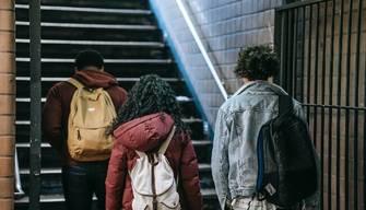 Freddo a scuola, divieto di tenere il giubbotto: "Può portare il Covid". L'assurda regola della scuola