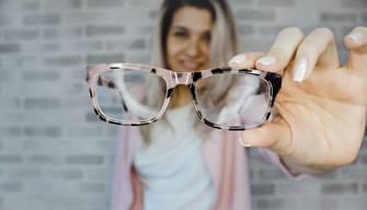 Dad e miopia, gli oculisti: "I bambini e i ragazzi peggiorano". Un rimedio è uscire di casa