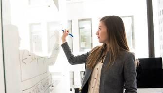 Prof picchiata a scuola per delle fotocopie: "Mi servivano per adottare un cane"
