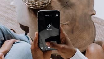 Spara e muore a 14 anni mentre gira un video su TikTok