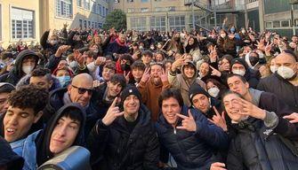 J-AX incontra gli studenti nella scuola occupata, il rapper: "Quanto accaduto è incredibile, farò una canzone su di voi"