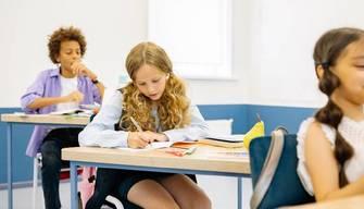 Scuola, verso l’allentamento delle restrizioni anti-Covid. Ma tornano ad aumentare le classi con almeno uno studente in Dad