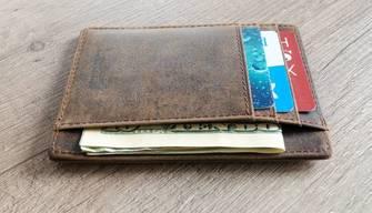 Studenti trovano una borsa con 1.500 euro e la restituiscono