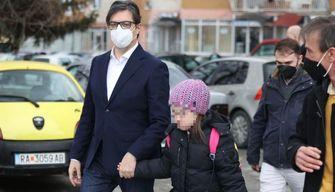 Bambina down vittima di bullismo, il presidente della Repubblica la accompagna a scuola