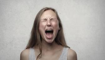 Revenge porn, minorenne ricattata dall'amico: "Se non mi aiuti pubblico le tue foto nuda"